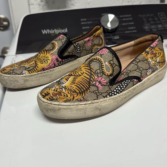 Gucci Print Sneaker Tiger Design AUTHENTIC - Like New - Size 39 Slip on Sneaker - Picture 3 of 7
